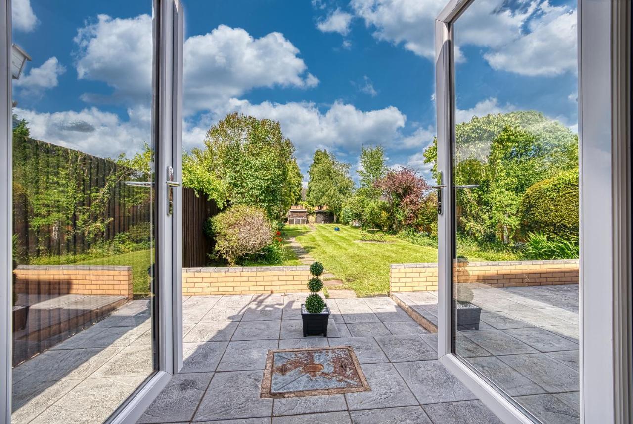 Elegant Solihull House: Central 5-Bed Retreat for Business & Leisure Exterior photo