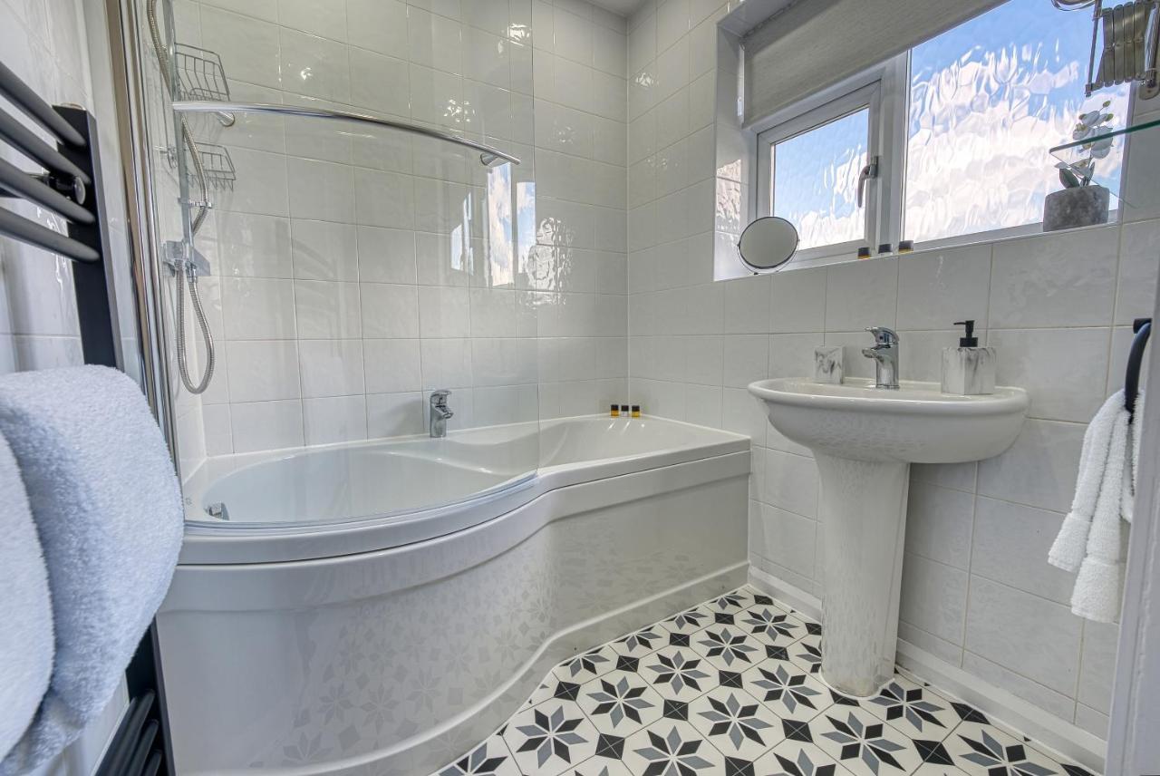 Elegant Solihull House: Central 5-Bed Retreat for Business & Leisure Exterior photo